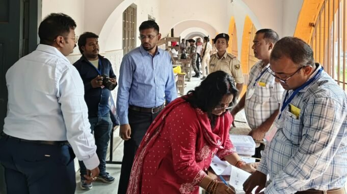 तिरहुत स्नातक-शिक्षक निर्वाचन: 88 मतदान केंद्रों पर शांतिपूर्ण मतदान, डीएम-एसएसपी कर रहे निरीक्षण