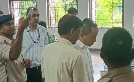 तिरहुत स्नातक निर्वाचन: प्रेक्षक रॉबर्ट एल. चोंग्थू ने मतदान केंद्रों का किया निरीक्षण